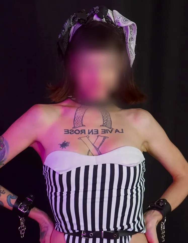 Roisin, 36